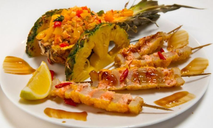 Рецепт шашлычок из гребешка и лосося с овощным соте в ананасе