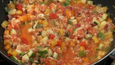 шашлычок из гребешка и лосося с овощным соте в ананасе