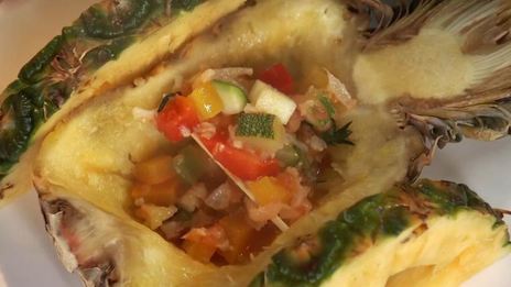 шашлычок из гребешка и лосося с овощным соте в ананасе