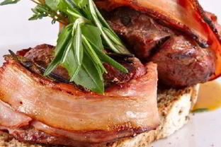 Шашлык из говядины в беконе