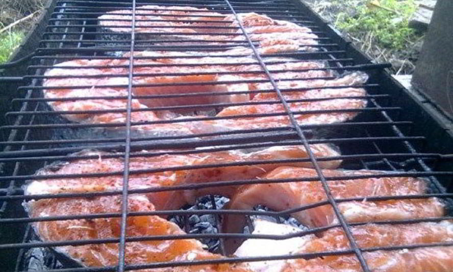 Рецепт шашлык из красной рыбы на решетке