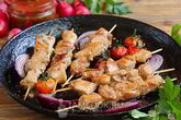 Шашлык из курицы на сковороде