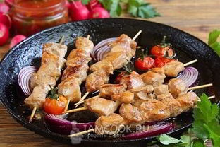 Шашлык из курицы на сковороде