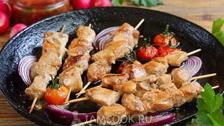 Шашлык из курицы на сковороде