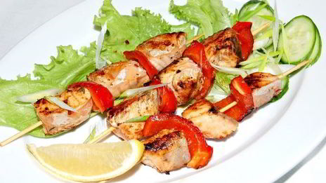 шашлык из семги на сковороде на шпажках