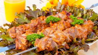 Шашлык из свинины, маринованный в розовом соусе