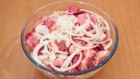 шашлык из свинины, маринованный в розовом соусе