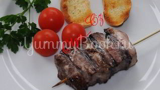 Шашлык из свинины в ореховом маринаде с грушами