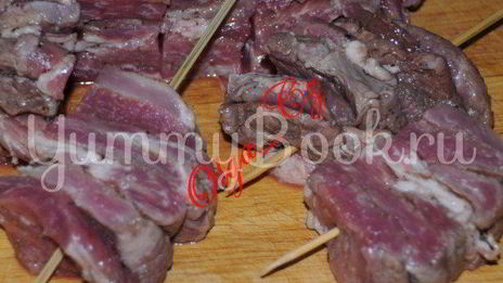 шашлык из свинины в ореховом маринаде с грушами