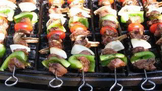 Шашлык из ягненка с мятой и помидорами