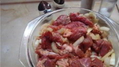 шашлык в рукаве на луковой подушке