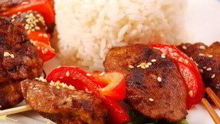 Свиные шашлыки с красными перцами и ананасовым рисом