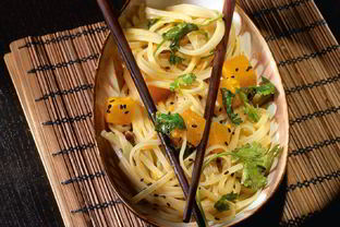 Широкая рисовая лапша с тыквенным карри