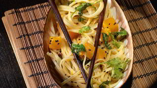 Широкая рисовая лапша с тыквенным карри