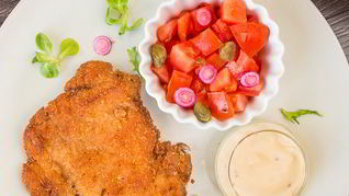 Шницель из курицы с томатным салатом
