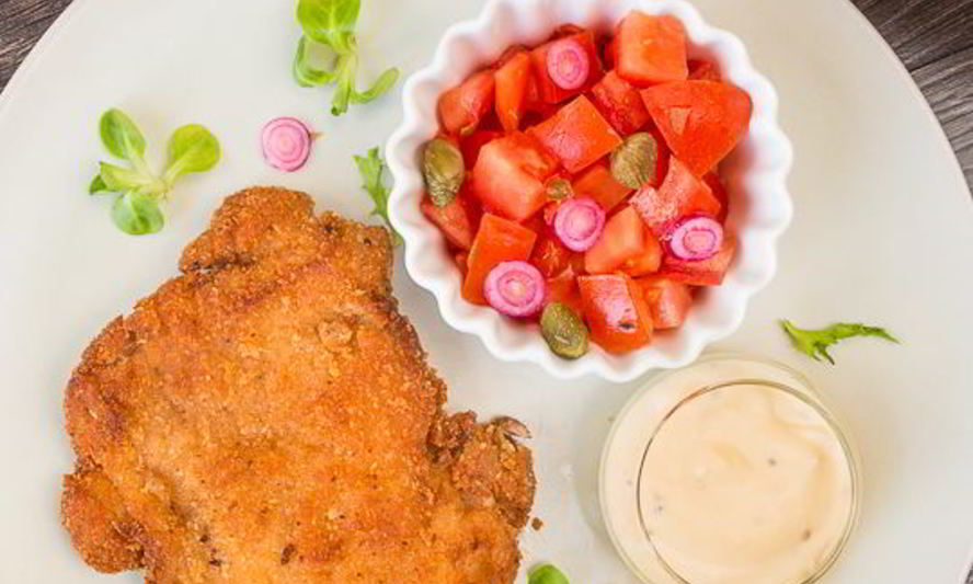 Рецепт шницель из курицы с томатным салатом