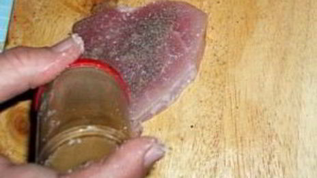 шницель из свинины на сковороде