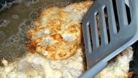 шницель из свинины на сковороде