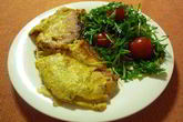 Шницель в пряной горчичной панировке с салатом