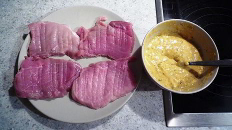 шницель в пряной горчичной панировке с салатом