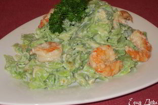 Шпинатная лапша с креветками