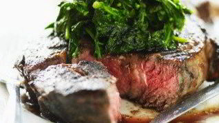 Говяжий стейк и сливочный шпинат с голубым сыром