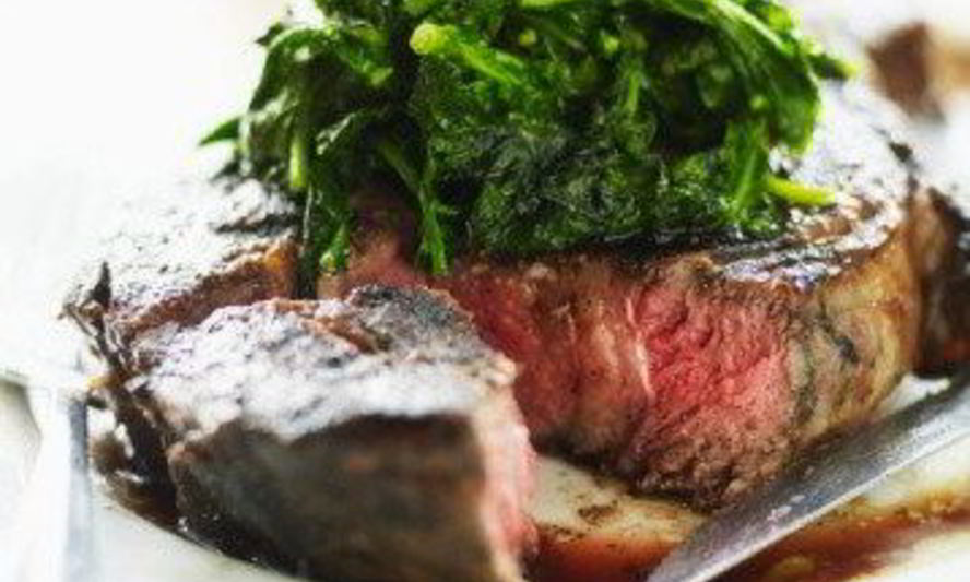 Рецепт говяжий стейк и сливочный шпинат с голубым сыром