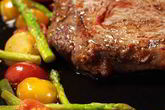 Говяжьи стейки с жареными помидорами черри