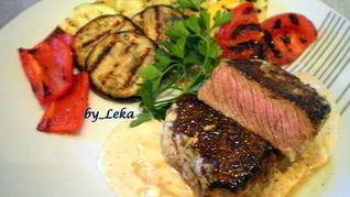 Перечный раундрамб-стейк с грилованными овощами