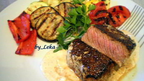 перечный раундрамб-стейк с грилованными овощами