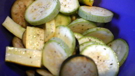 перечный раундрамб-стейк с грилованными овощами