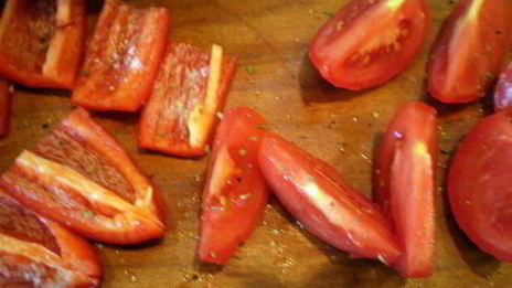 перечный раундрамб-стейк с грилованными овощами