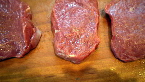 перечный раундрамб-стейк с грилованными овощами