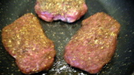 перечный раундрамб-стейк с грилованными овощами