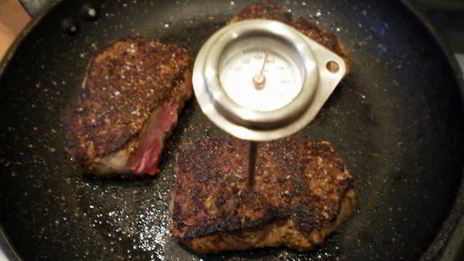 перечный раундрамб-стейк с грилованными овощами