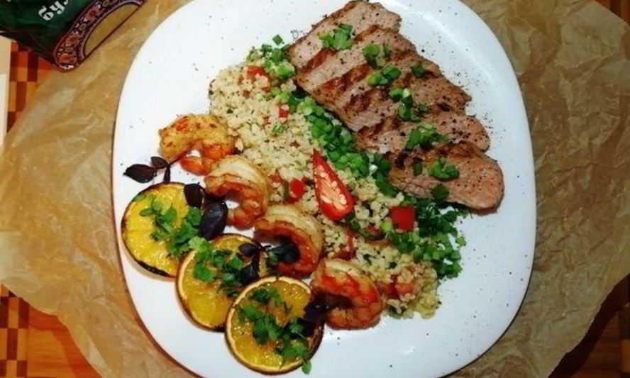 Рецепт праздничный ужин из булгура с креветками и стейком