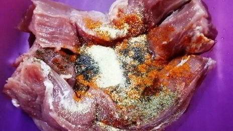 праздничный ужин из булгура с креветками и стейком