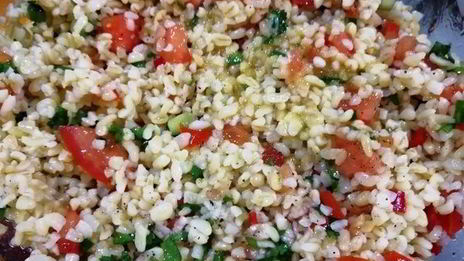 праздничный ужин из булгура с креветками и стейком