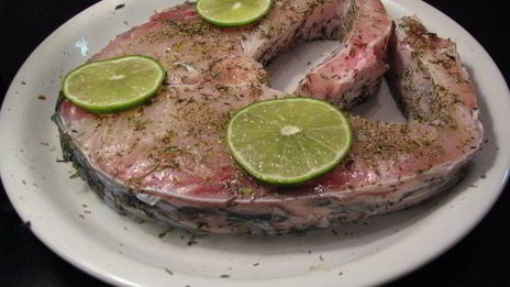 рыбный стейк в компании