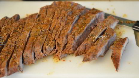 стейк флэт-айрон на сковороде