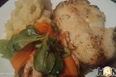 Стейк из белой рыбы с пюре и весенним салатом