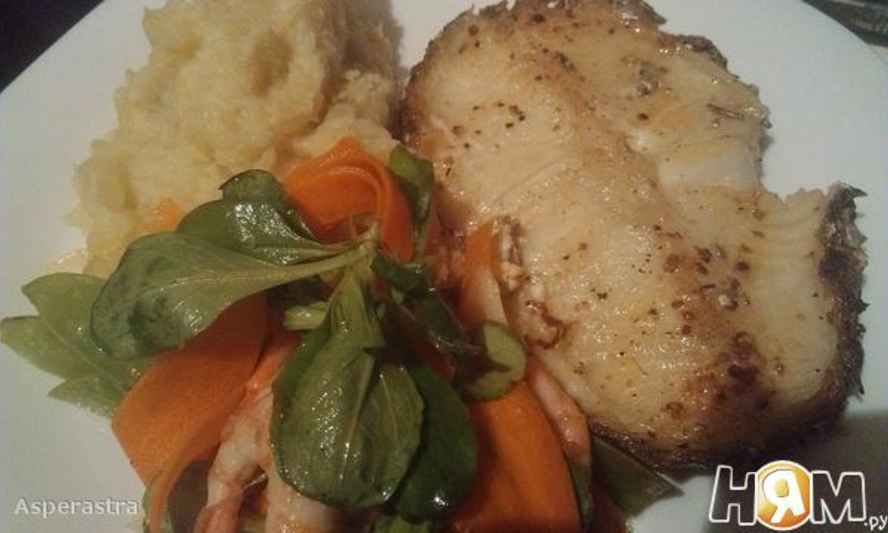 Рецепт стейка иза белого рыб с пюре и весеннима салатома