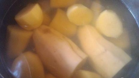 стейк из белой рыбы с пюре и весенним салатом