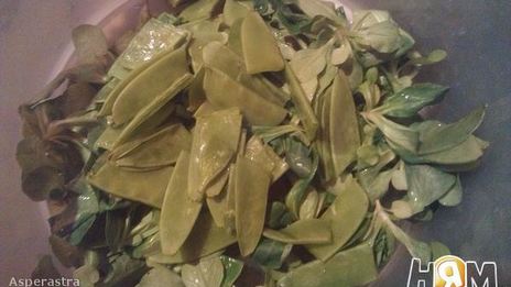 стейк из белой рыбы с пюре и весенним салатом