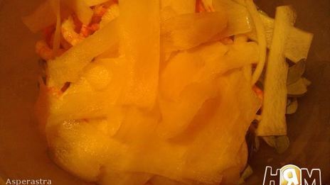 стейк из белой рыбы с пюре и весенним салатом