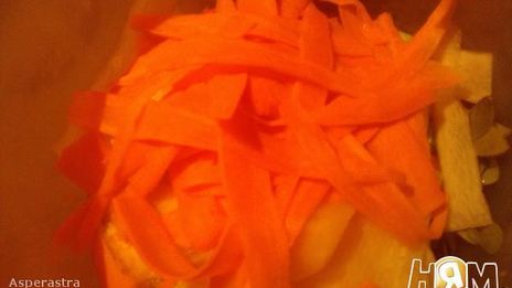 стейк из белой рыбы с пюре и весенним салатом