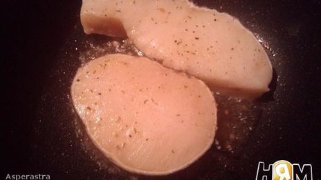 стейк из белой рыбы с пюре и весенним салатом