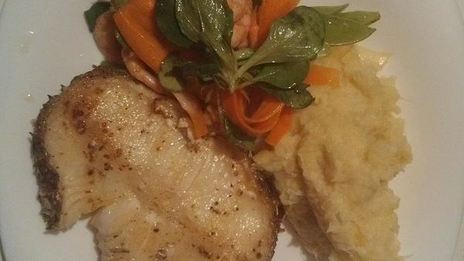 стейк из белой рыбы с пюре и весенним салатом