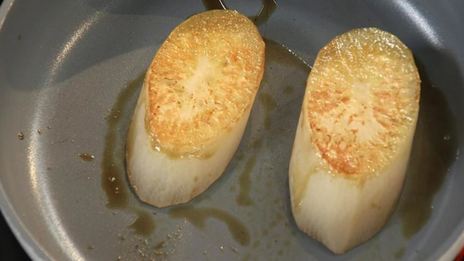 стейк из дайкона с запеченным окунем