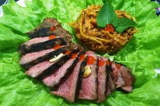 Стейк из говядины с лапшой из кабачка